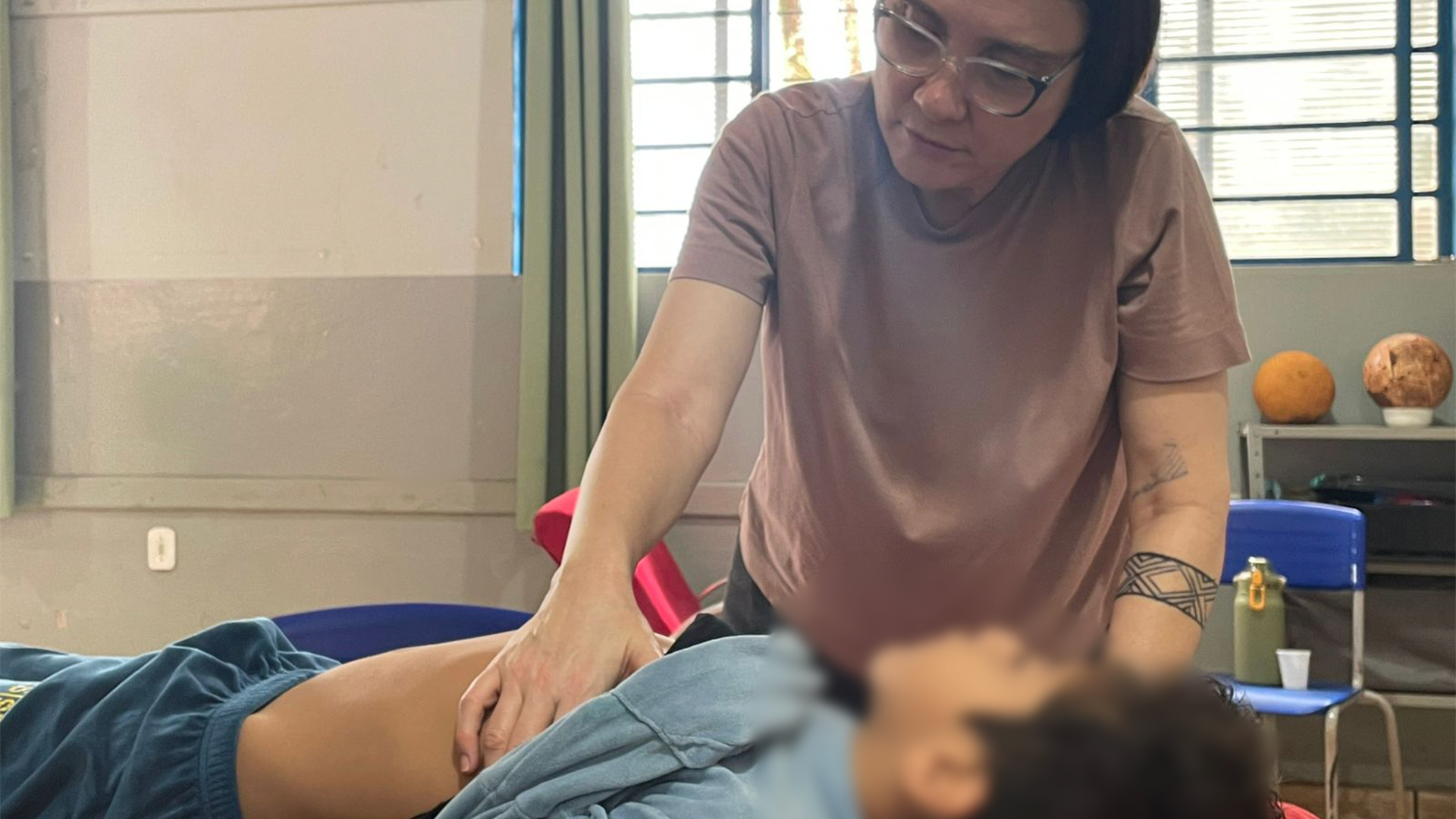 Pediatra examinando bebê indígena